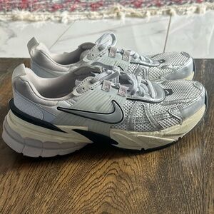 Nike Women’s Y2K Sneakers like new Condition Black White 7.5